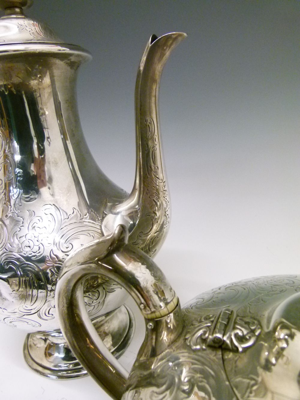 Early Victorian silver three-piece tea service, comprising: pear-shaped coffee pot, milk jug and - Bild 6 aus 9