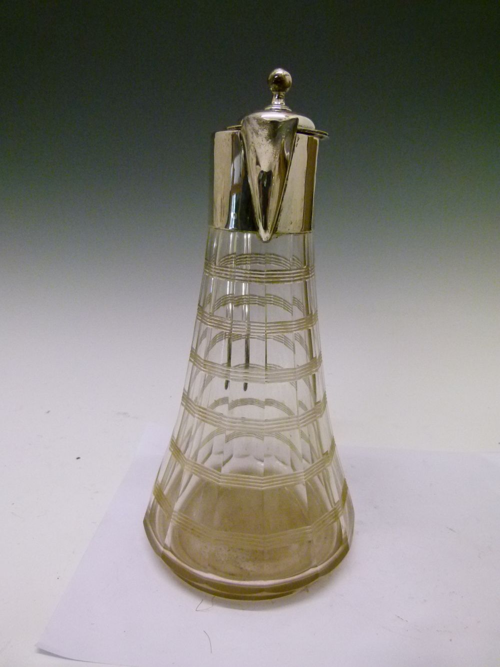 Late Victorian silver-mounted glass claret jug, with hinged domed silver cover, neck and handle over - Bild 3 aus 9