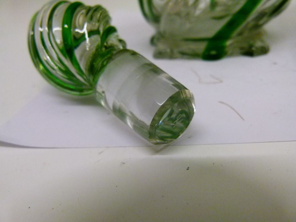 Late Victorian silver-mounted clear and green glass decanter bottle, with spirally-moulded tear drop - Bild 8 aus 10