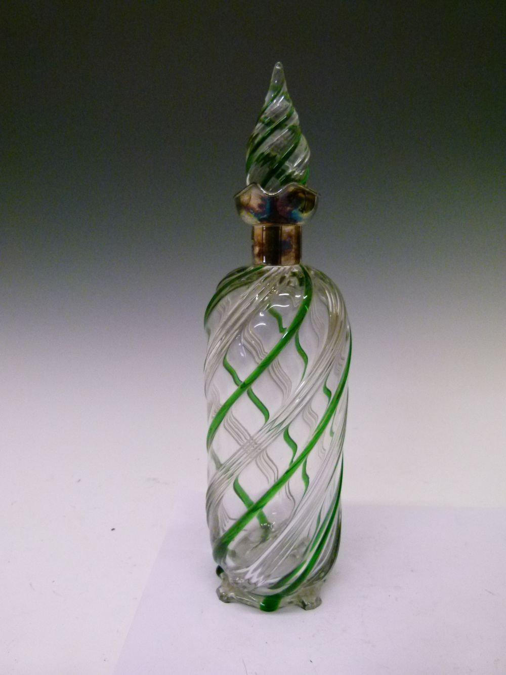 Late Victorian silver-mounted clear and green glass decanter bottle, with spirally-moulded tear drop - Bild 3 aus 10