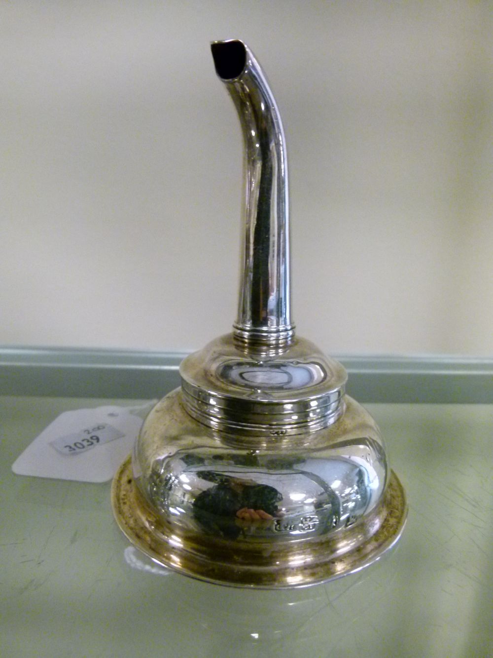 George III silver wine funnel, of two-part construction with beaded rim, London 1774, sponsor - Bild 2 aus 8