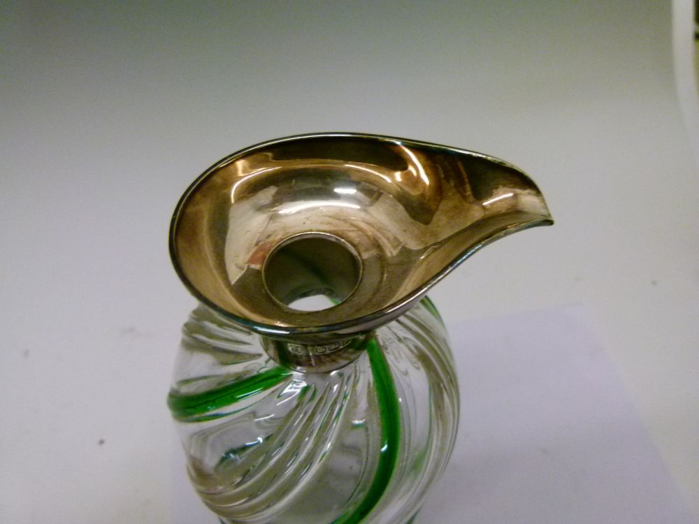 Late Victorian silver-mounted clear and green glass decanter bottle, with spirally-moulded tear drop - Bild 7 aus 10