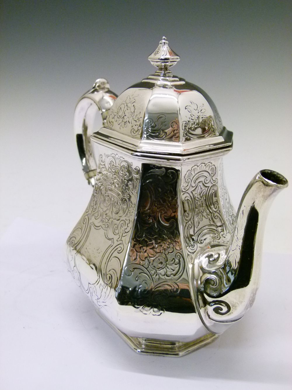 Early Victorian silver teapot, of octagonal-faceted bulbous form, London 1844, sponsors Edward, - Bild 4 aus 8