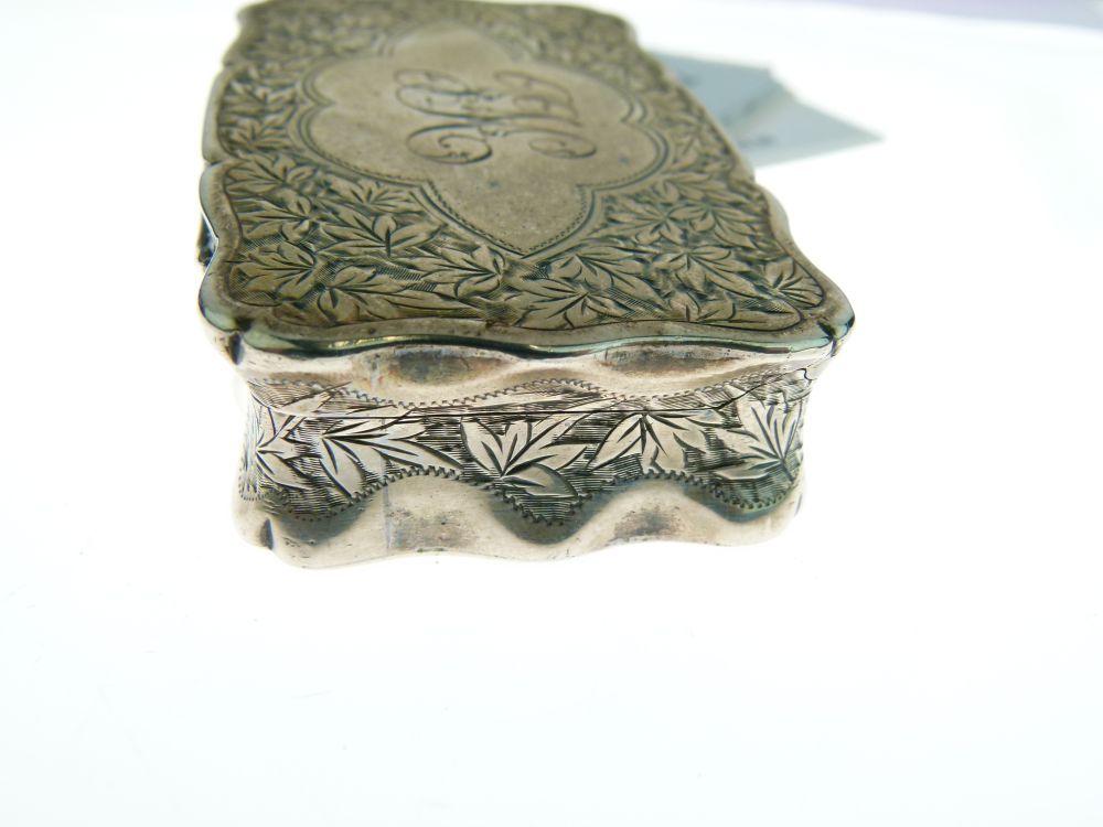 Late Victorian silver snuff box, of wavy outline with hinged cover centred by a cartouche, within - Bild 6 aus 6