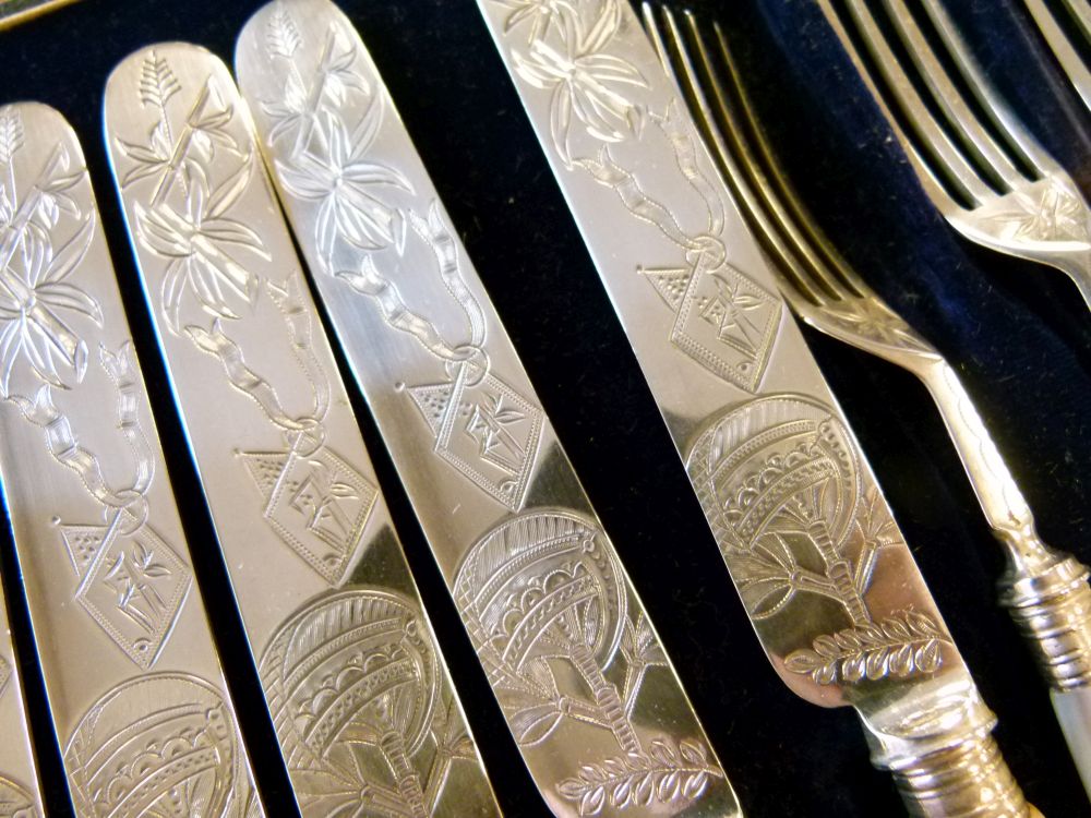 Cased set of six late Victorian mother-of-pearl handled silver fruit knives and forks, in the - Bild 4 aus 7