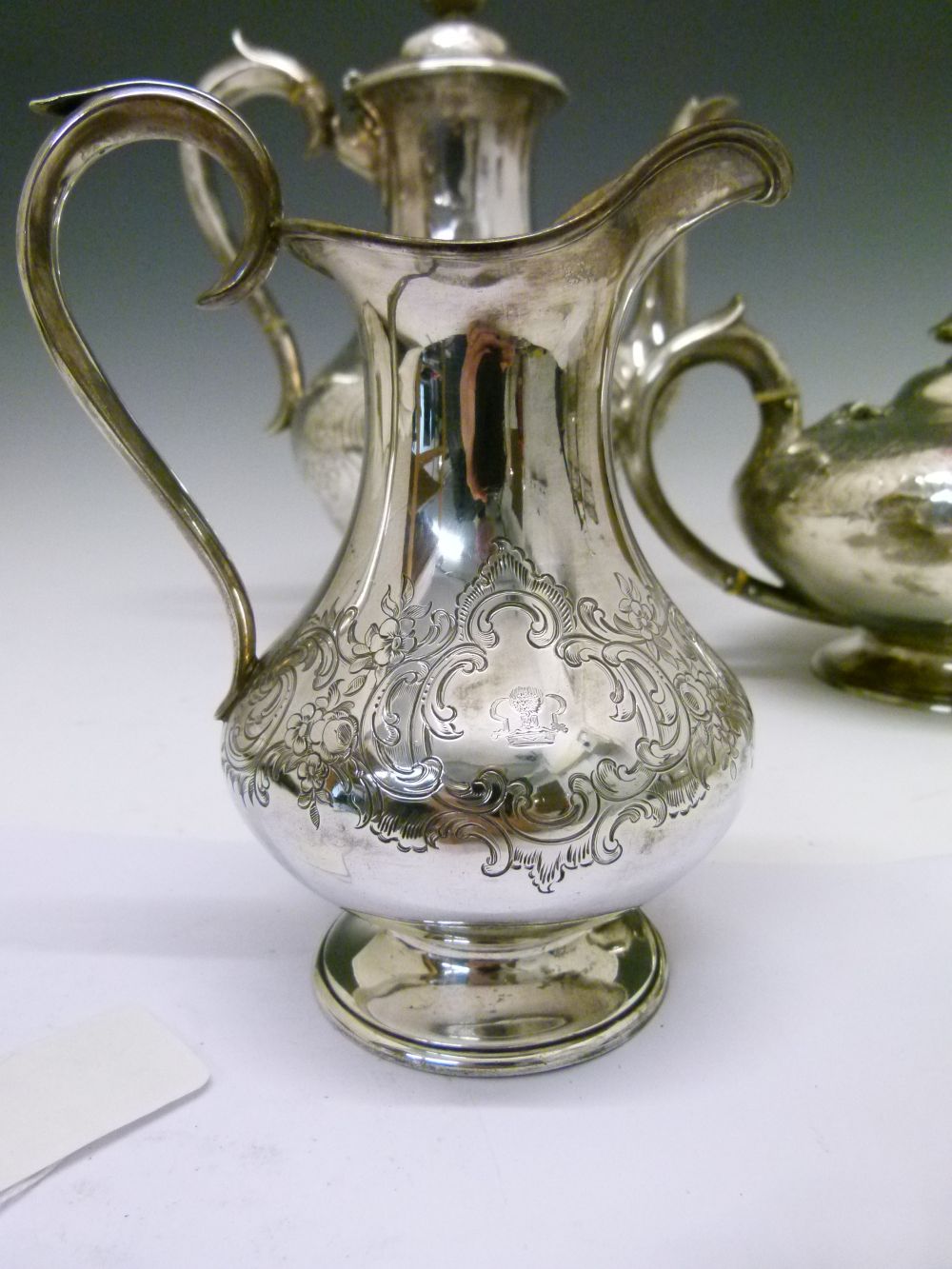 Early Victorian silver three-piece tea service, comprising: pear-shaped coffee pot, milk jug and - Bild 2 aus 9
