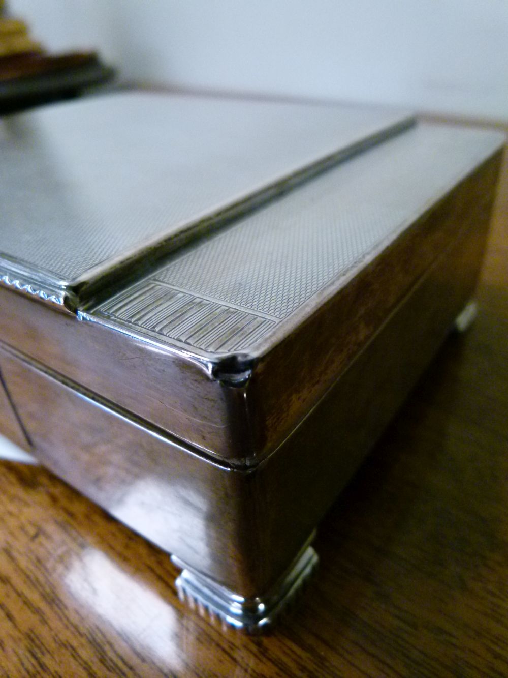 Edward VII Art Deco style silver cigar and cigarette box, with engine-turned stepped rectangular - Bild 5 aus 8