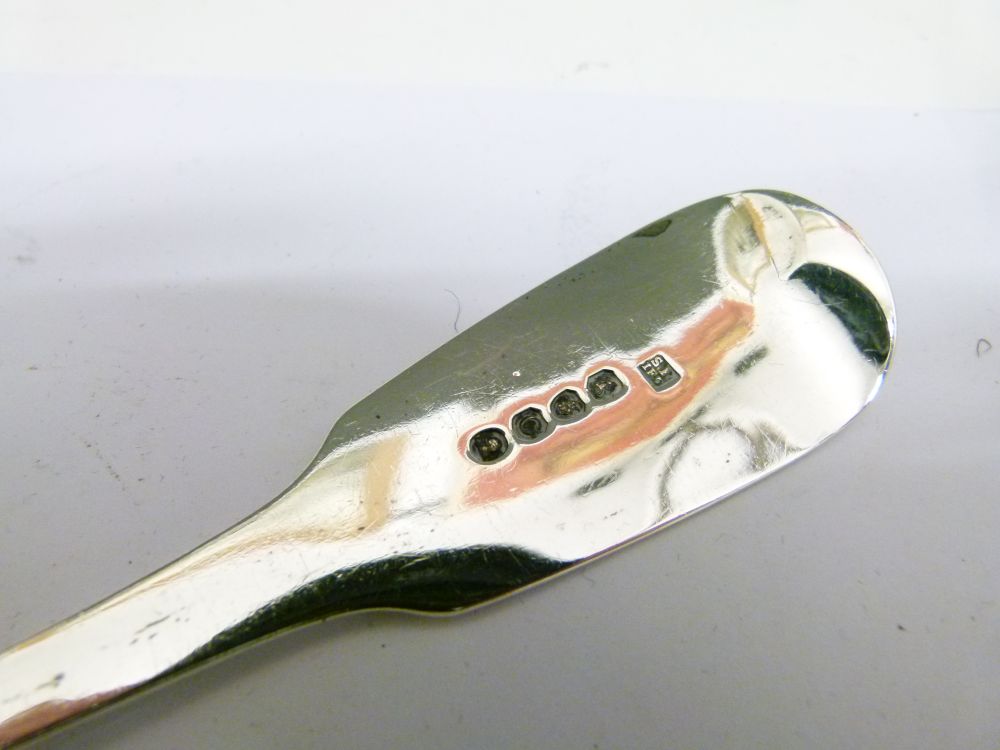 Late George III silver fish slice, with S-scroll piercing to blade, engraved anchor crest to handle, - Bild 7 aus 8