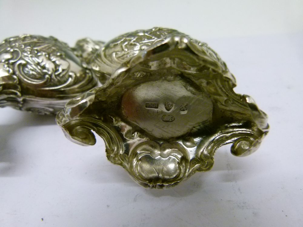 Pair of Continental white metal pepperettes, each of rococo urn form having repousse decoration of a - Bild 5 aus 8