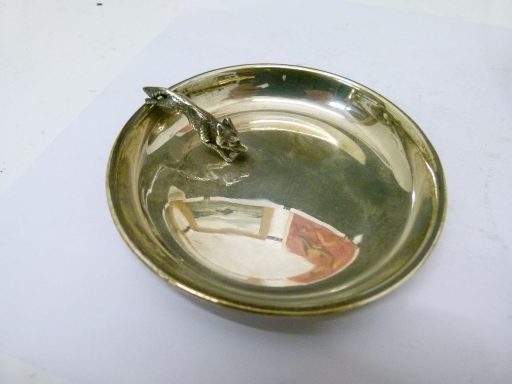 Asprey - George V silver bon-bon or pin dish, of circular form with applied cast fox, London 1923, - Bild 2 aus 7