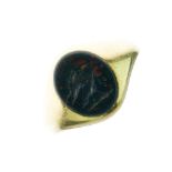 18ct gold bloodstone seal ring, hallmarks partial, the hardstone engraved with a crest of a