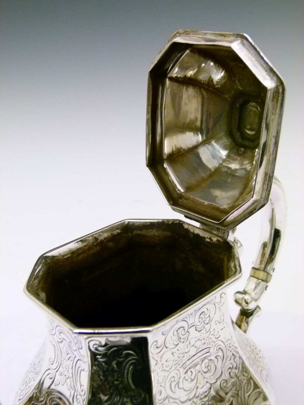 Early Victorian silver teapot, of octagonal-faceted bulbous form, London 1844, sponsors Edward, - Bild 7 aus 8
