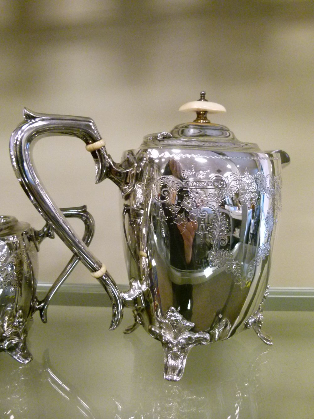 George V silver four piece tea set of rounded rectangular shape and having engraved floral - Bild 2 aus 6