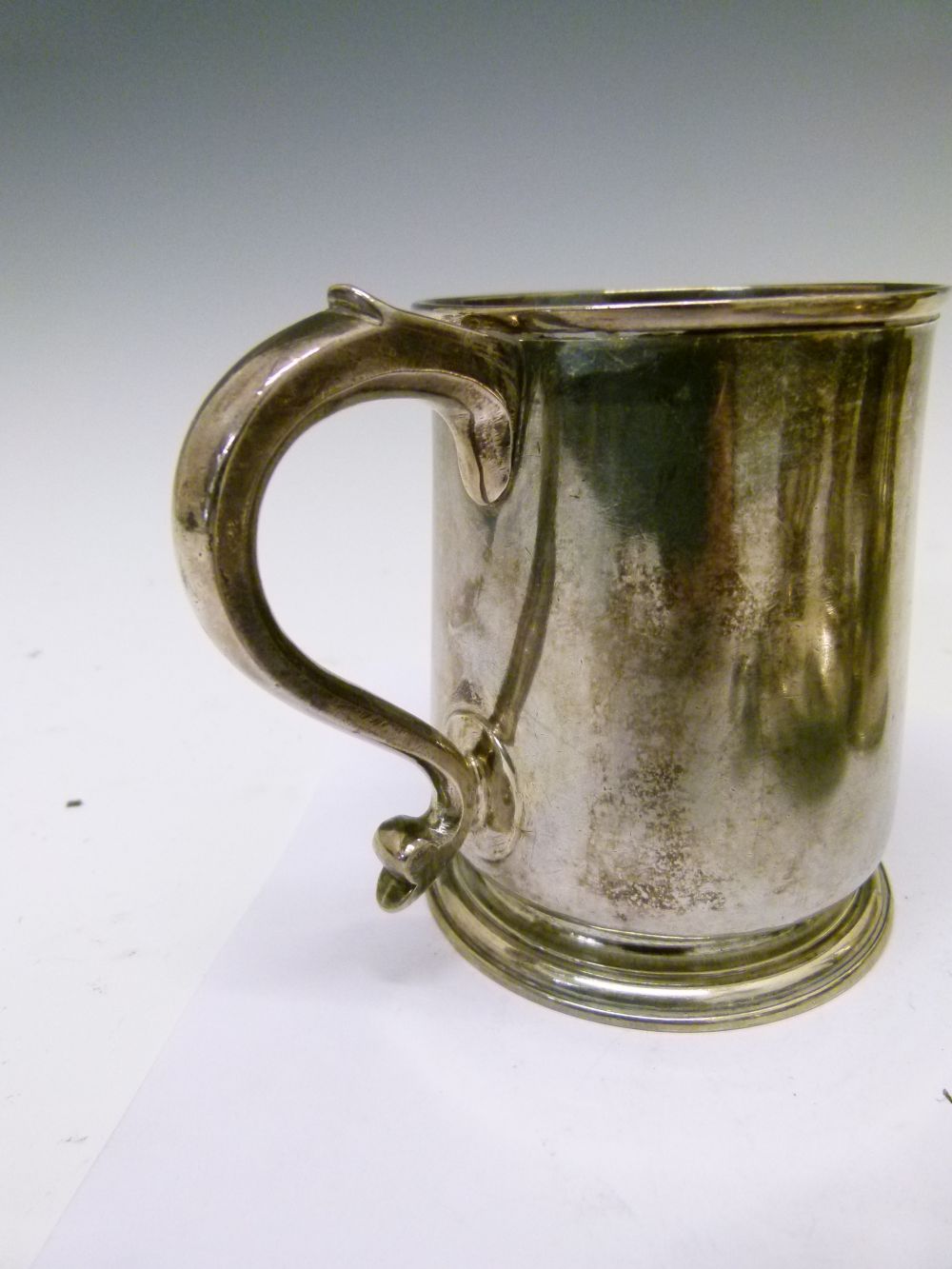 George I silver half-pint mug, engraved with armorial crest and banner Peregrinus Religionis - Image 4 of 7