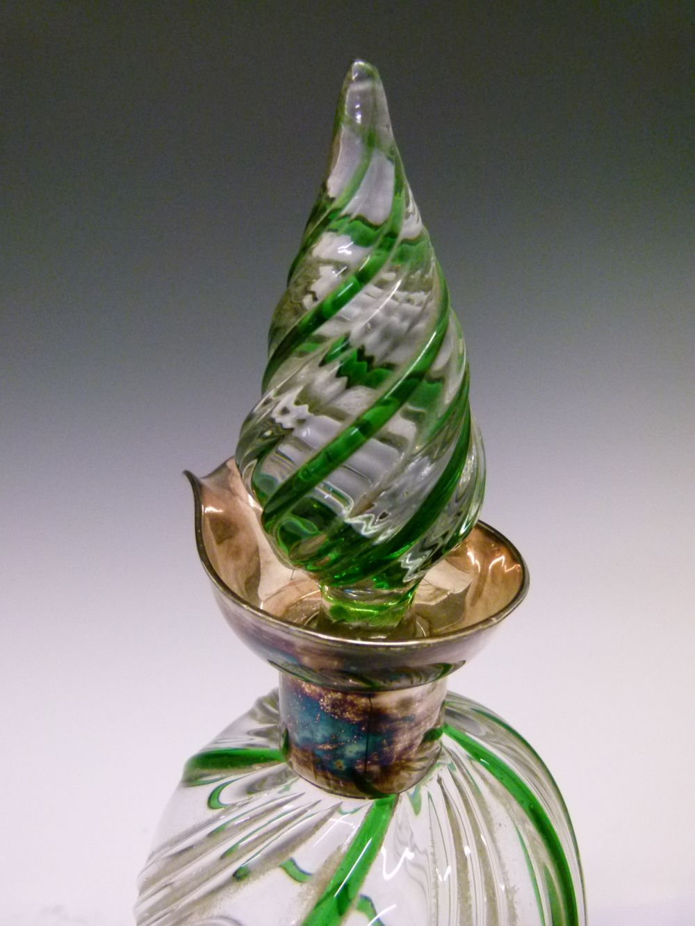 Late Victorian silver-mounted clear and green glass decanter bottle, with spirally-moulded tear drop - Bild 5 aus 10