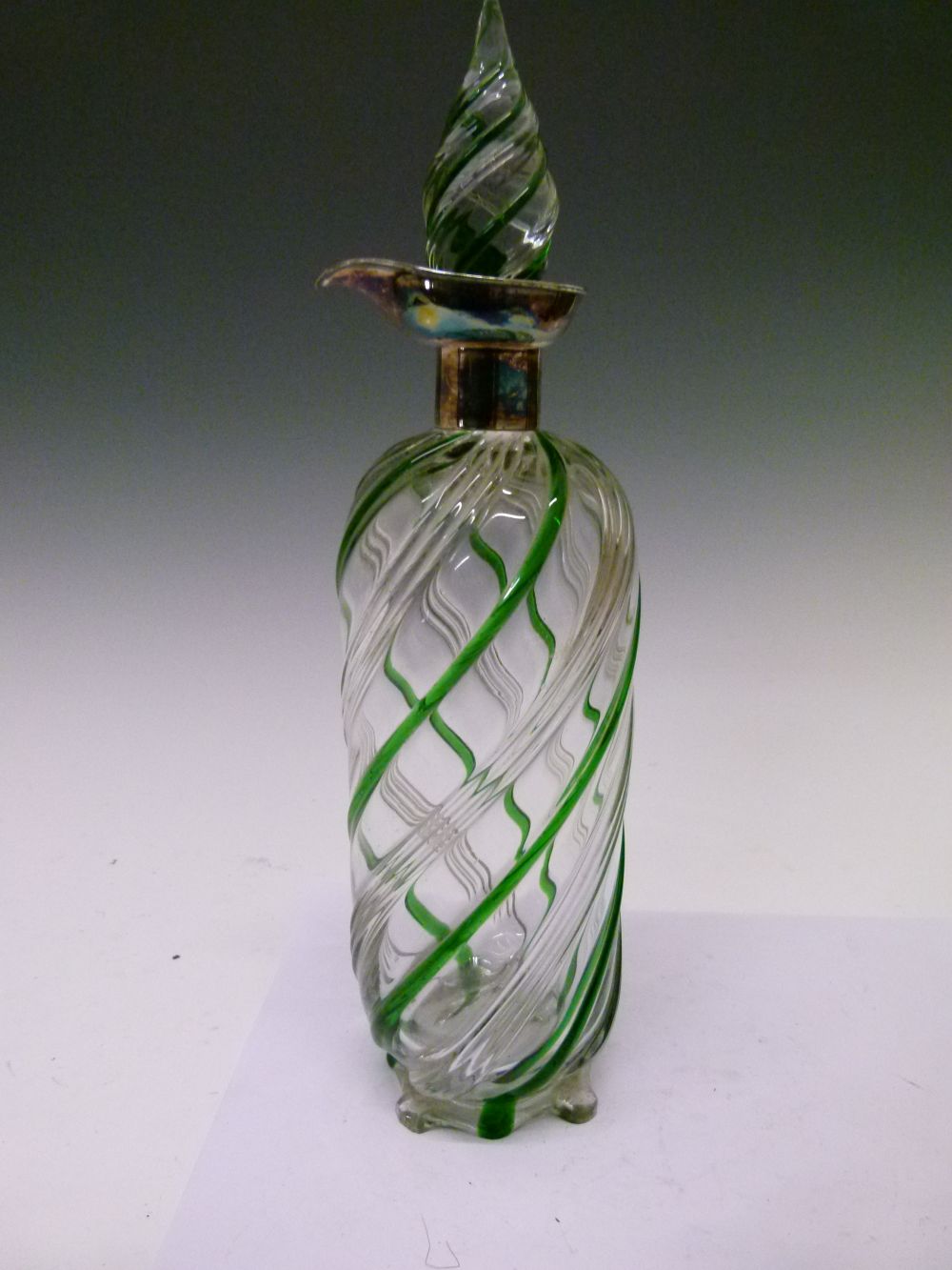 Late Victorian silver-mounted clear and green glass decanter bottle, with spirally-moulded tear drop - Bild 4 aus 10