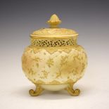 Late Victorian Grainger & Co (Worcester) blush ivory porcelain pot pourri jar and cover, having a