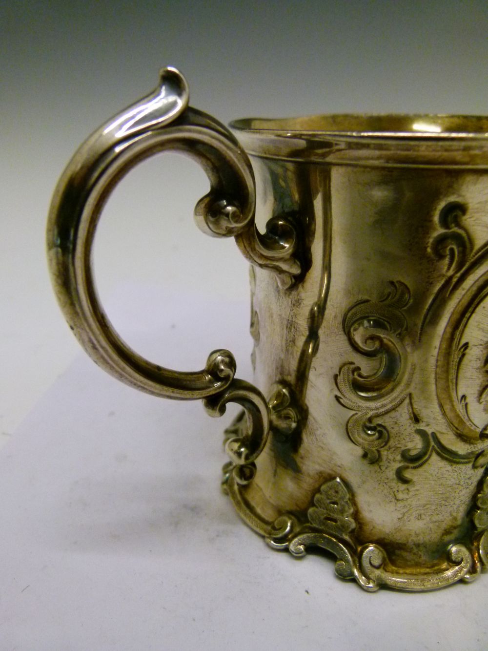 Victorian silver Christening mug, of slightly waisted cylindrical form with repousse scroll and - Bild 5 aus 7