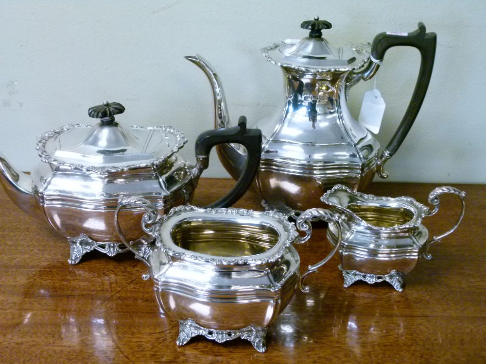 Edward VII silver four piece tea set of shaped form with scroll borders and standing on four shell - Bild 2 aus 8