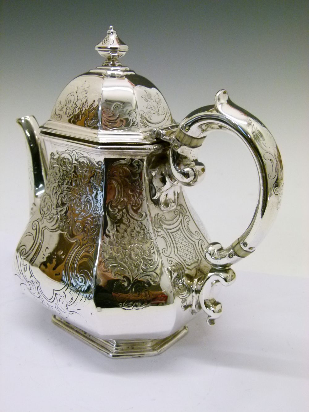 Early Victorian silver teapot, of octagonal-faceted bulbous form, London 1844, sponsors Edward, - Bild 3 aus 8