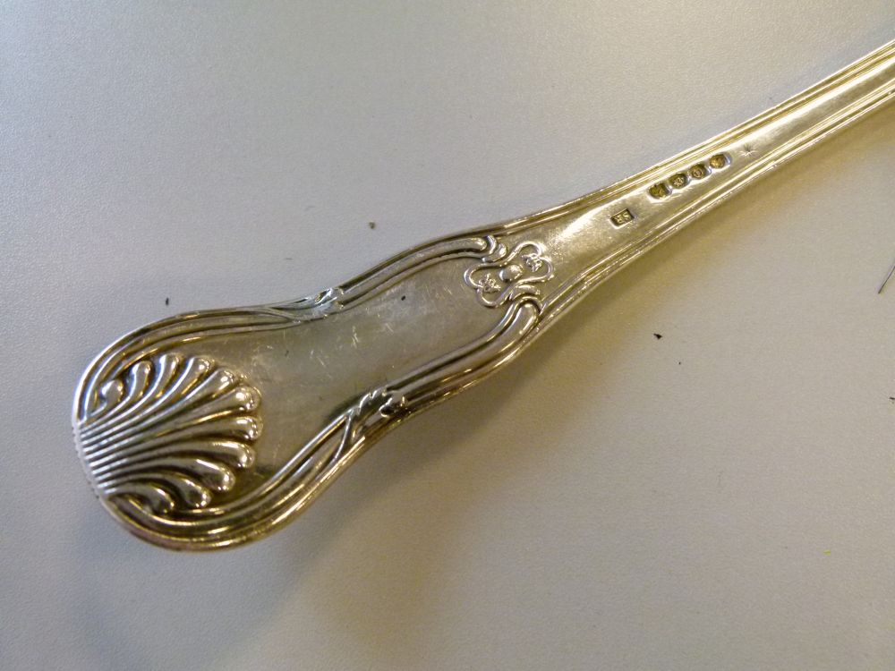 Late George III silver Kings pattern punch ladle, London 1820, sponsor Solomon Royes, 34cm long, - Bild 5 aus 7