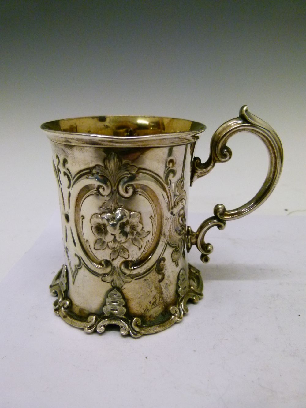 Victorian silver Christening mug, of slightly waisted cylindrical form with repousse scroll and - Bild 2 aus 7