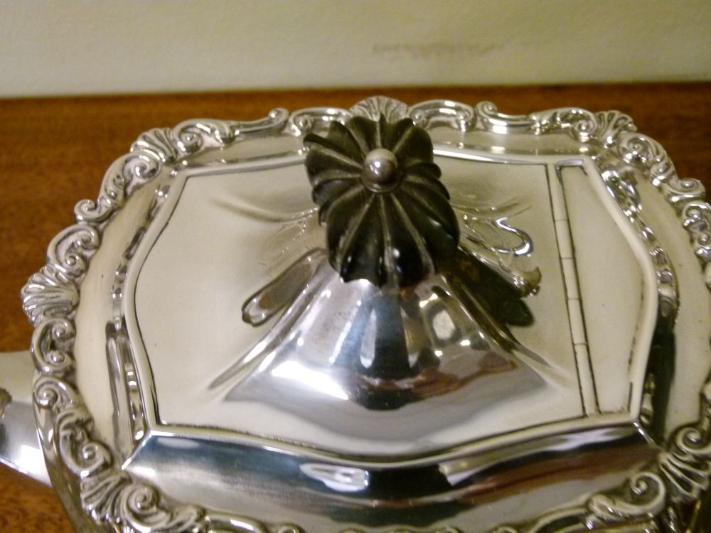 Edward VII silver four piece tea set of shaped form with scroll borders and standing on four shell - Bild 4 aus 8