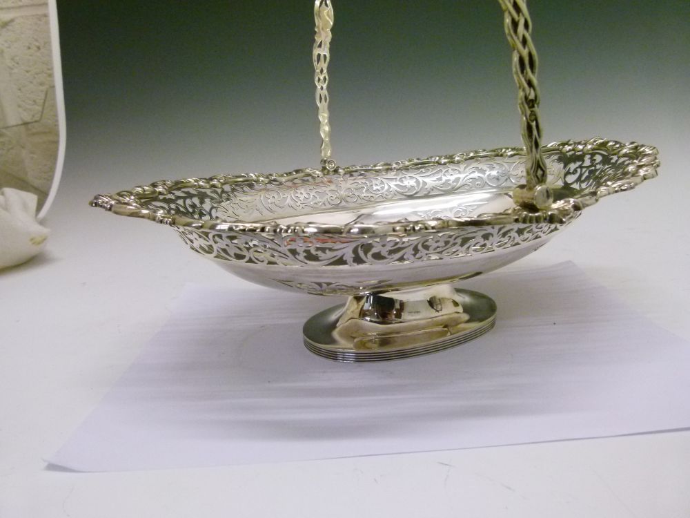 Edward VII silver oval cake basket, with pierced swing handle over wavy oval body having scroll- - Bild 2 aus 8