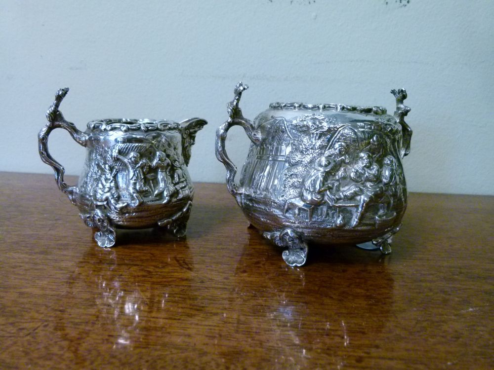 Edward VII silver milk jug and sugar basin, having allover decoration of a tavern exterior scene, - Bild 2 aus 7