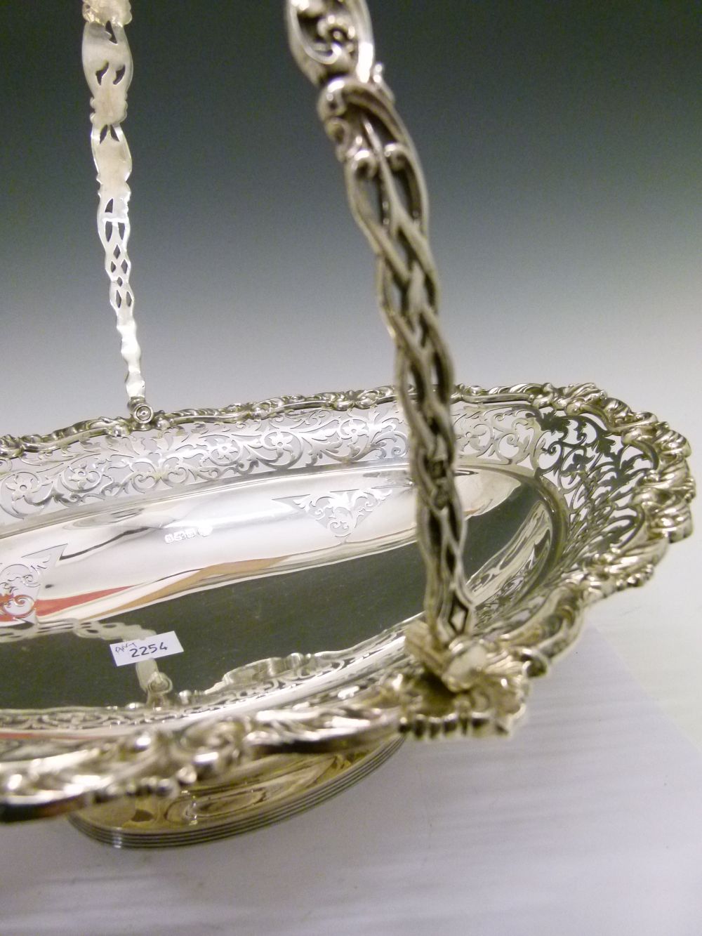 Edward VII silver oval cake basket, with pierced swing handle over wavy oval body having scroll- - Bild 3 aus 8