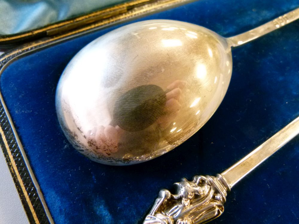 Cased pair of late Victorian seal-top 'Apostle' spoons, each with fig-shaped bowl and cast - Bild 6 aus 8