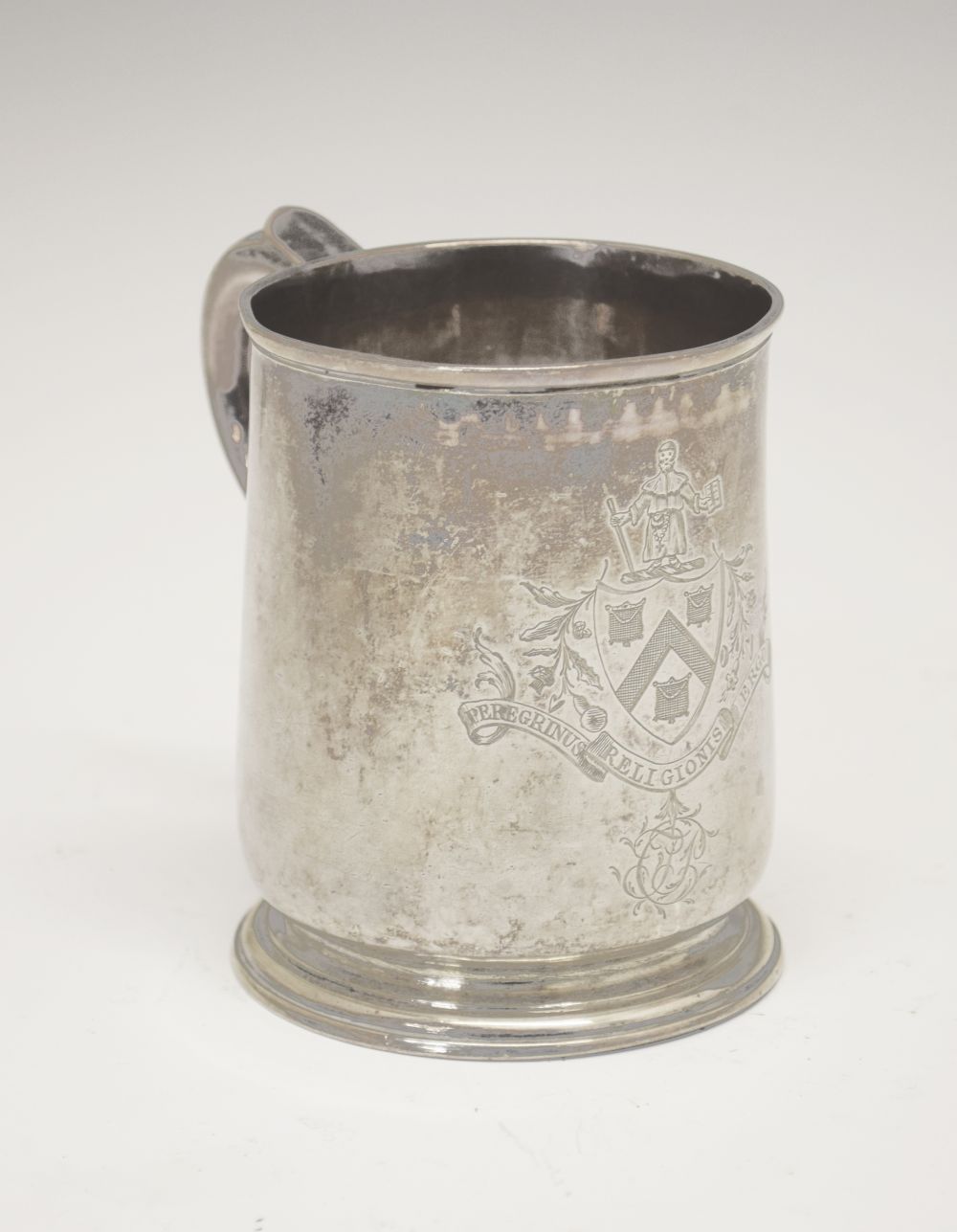 George I silver half-pint mug, engraved with armorial crest and banner Peregrinus Religionis