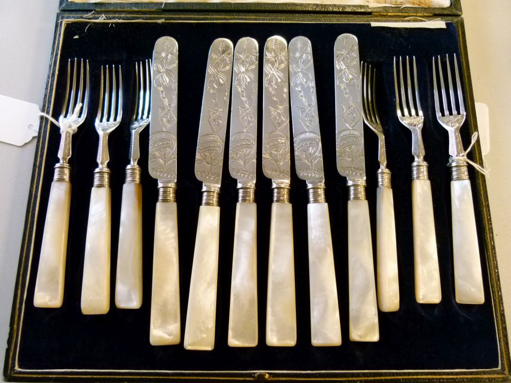 Cased set of six late Victorian mother-of-pearl handled silver fruit knives and forks, in the - Bild 3 aus 7