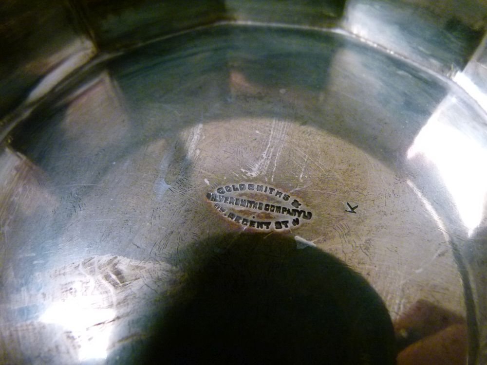 George VI silver footed bowl, with decorative rim border on a faceted spreading foot with scroll - Bild 6 aus 7