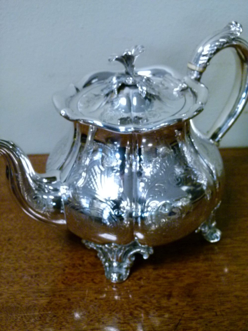 Victorian silver four piece tea set, of shaped baluster form with scroll handles, engraved - Bild 3 aus 9