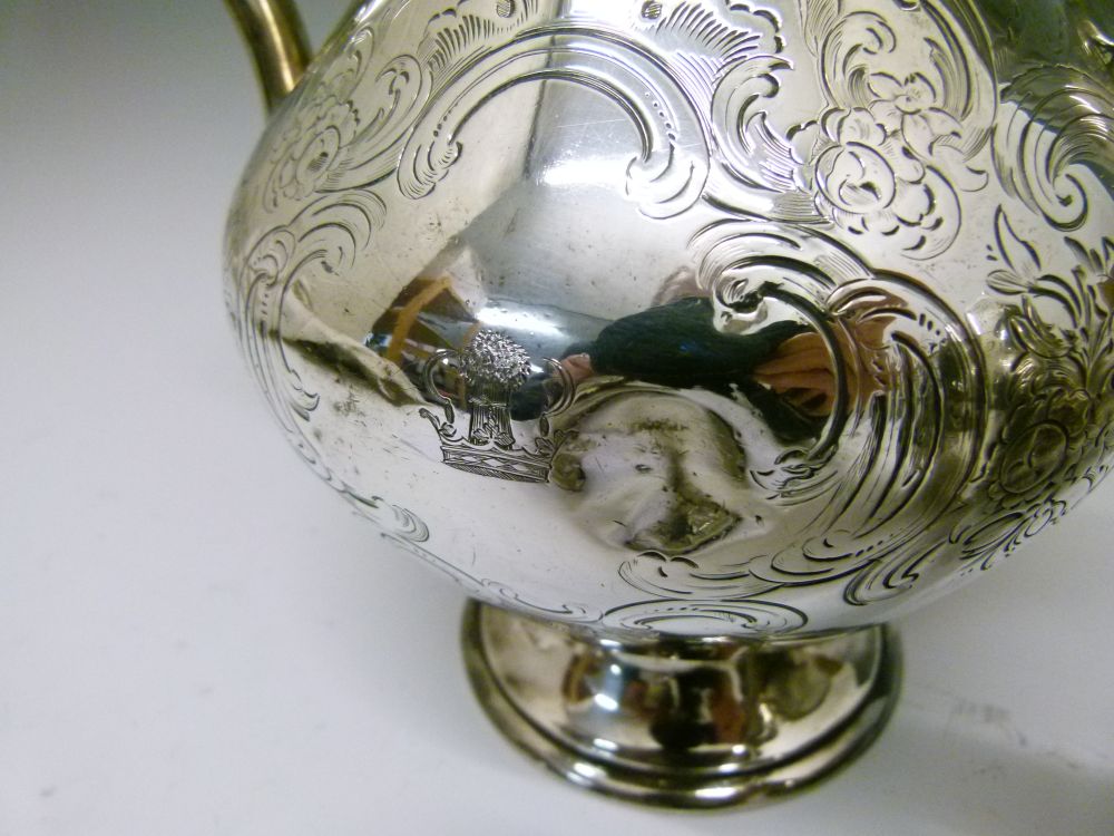 Early Victorian silver three-piece tea service, comprising: pear-shaped coffee pot, milk jug and - Bild 4 aus 9