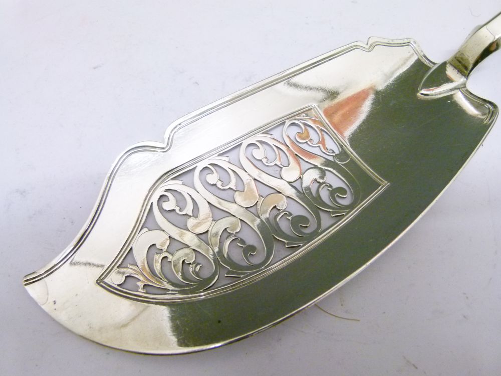 Late George III silver fish slice, with S-scroll piercing to blade, engraved anchor crest to handle, - Bild 5 aus 8