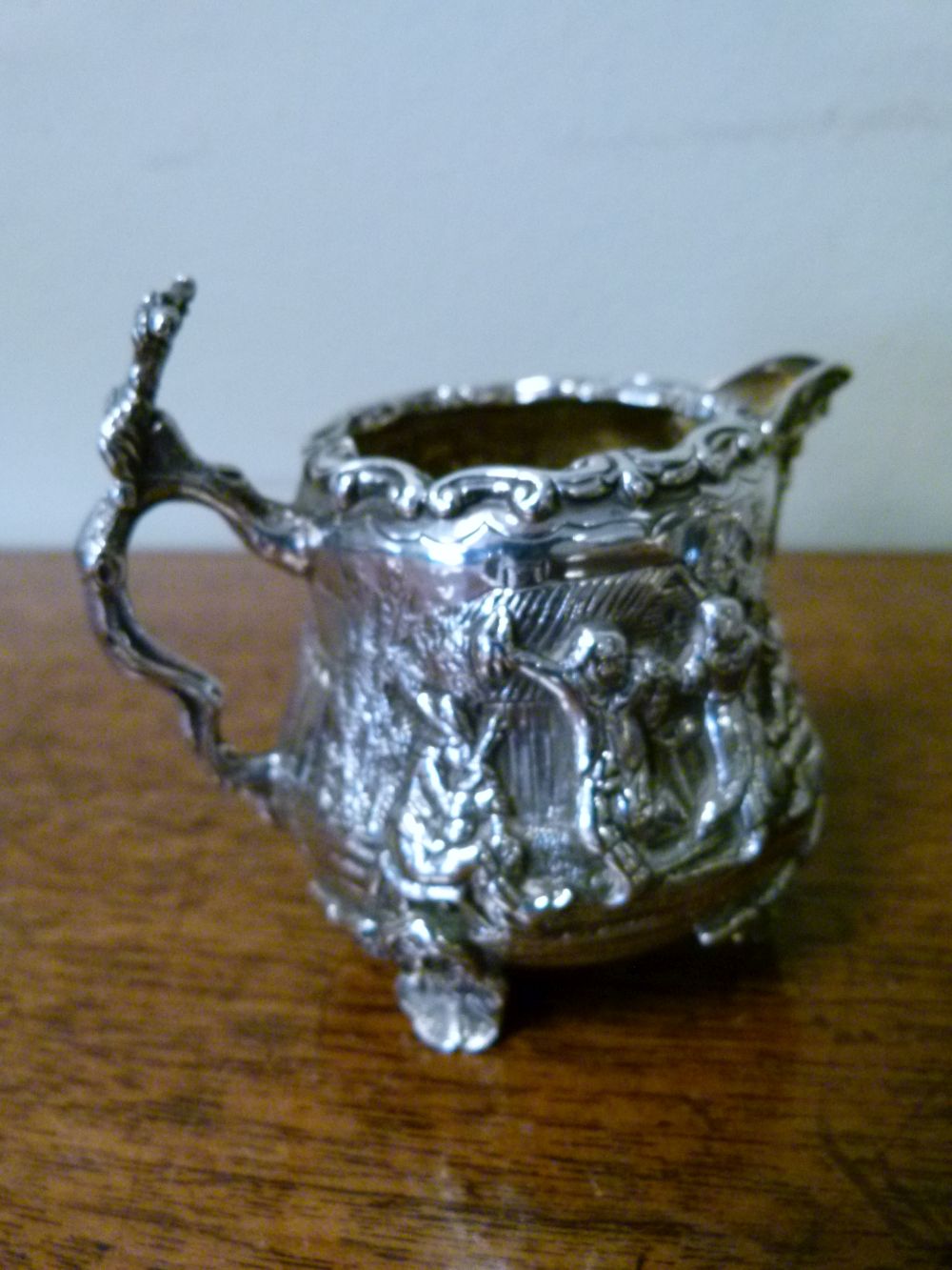 Edward VII silver milk jug and sugar basin, having allover decoration of a tavern exterior scene, - Bild 3 aus 7