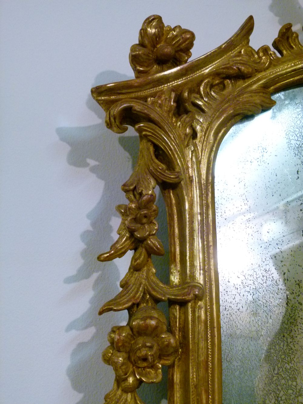 20th Century Chippendale Revival giltwood and gesso wall mirror, the plain plate within foliate - Bild 6 aus 11