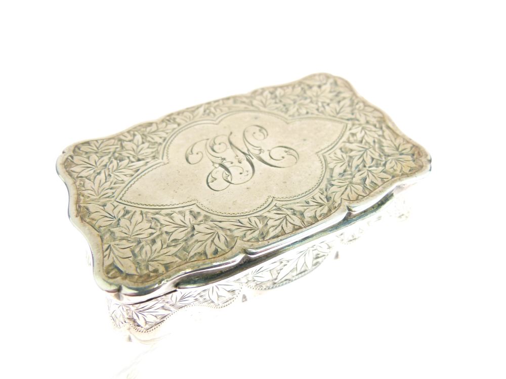 Late Victorian silver snuff box, of wavy outline with hinged cover centred by a cartouche, within - Bild 2 aus 6