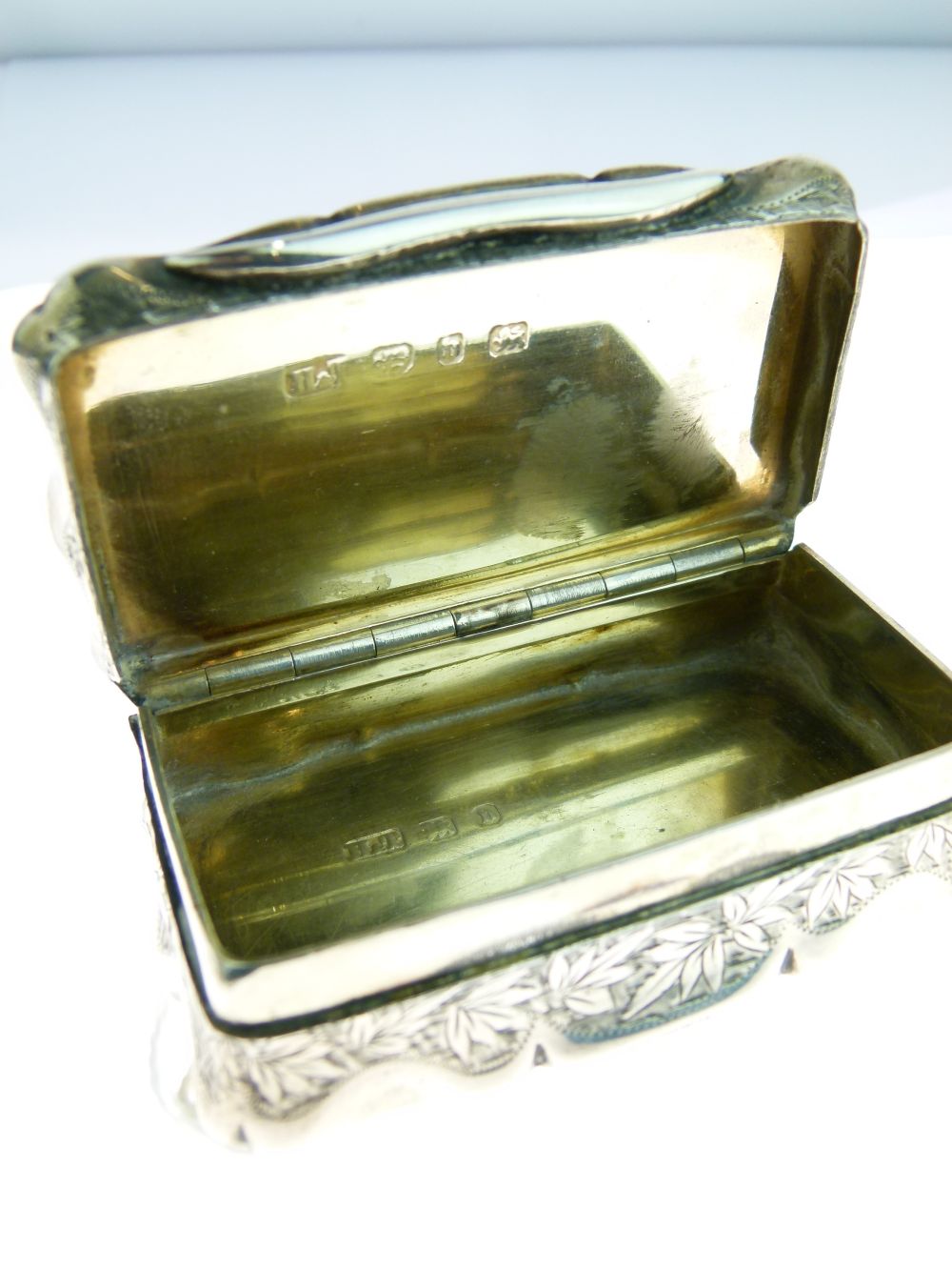 Late Victorian silver snuff box, of wavy outline with hinged cover centred by a cartouche, within - Bild 4 aus 6
