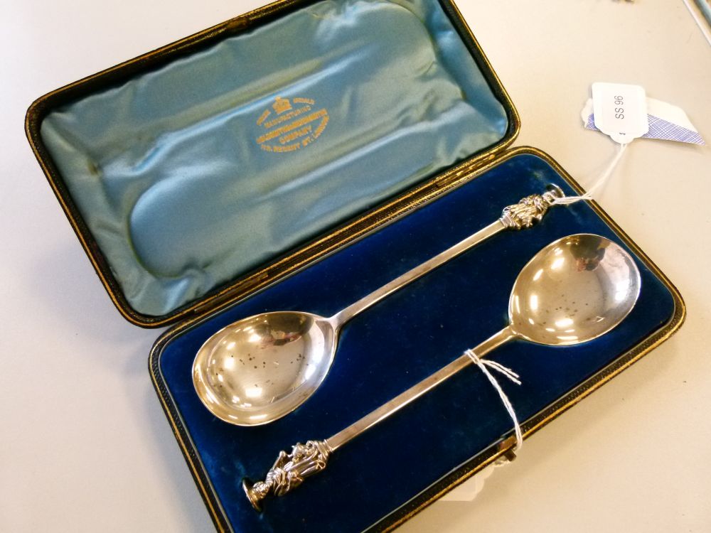 Cased pair of late Victorian seal-top 'Apostle' spoons, each with fig-shaped bowl and cast - Bild 3 aus 8