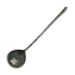 19th Century Russian silver and niello caviar spoon, the fig-shaped bowl with chequer board niello