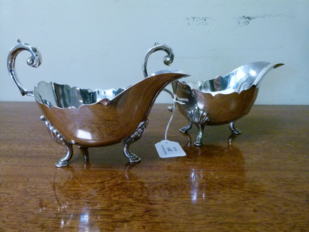 Pair of George V silver sauce boats, with shaped rim and standing on tripod hooved feet, sponsors - Bild 2 aus 7