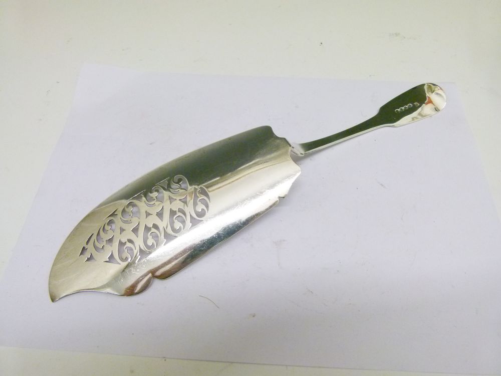 Late George III silver fish slice, with S-scroll piercing to blade, engraved anchor crest to handle, - Bild 2 aus 8