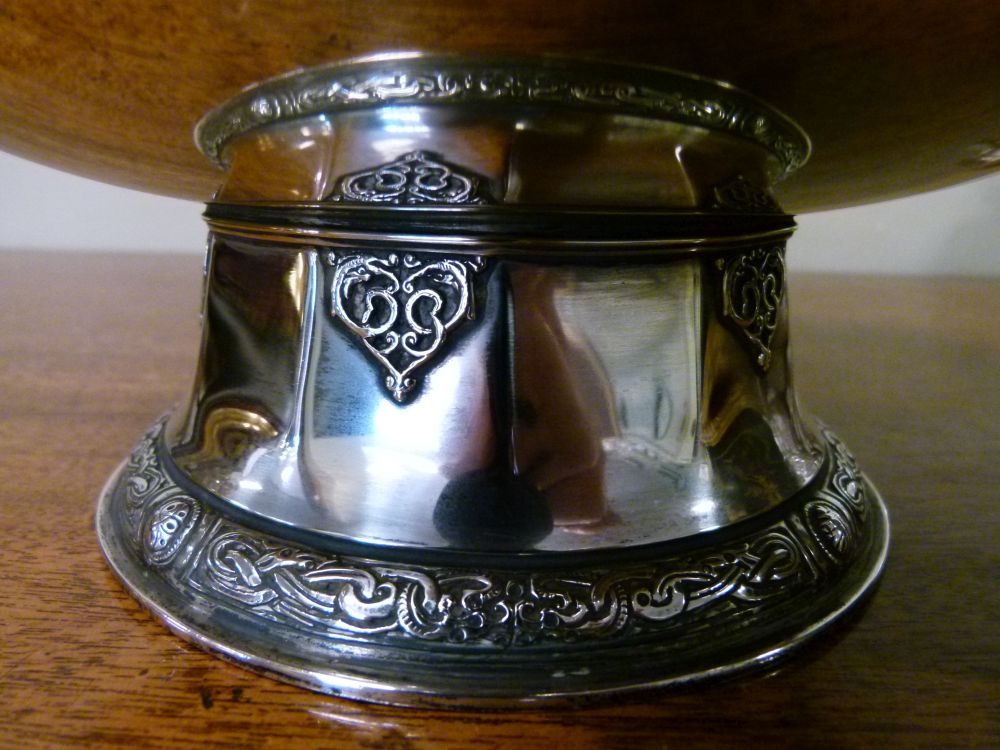 George VI silver footed bowl, with decorative rim border on a faceted spreading foot with scroll - Bild 3 aus 7