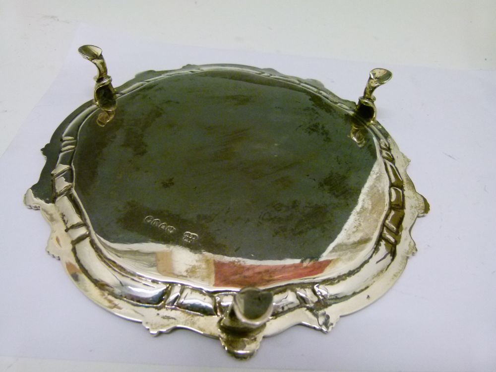 Victorian silver card tray, of pie-crust form with shell ornaments on three hoof feet, London - Bild 5 aus 6