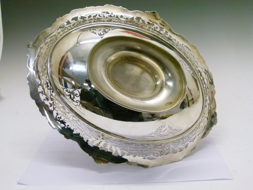 Edward VII silver oval cake basket, with pierced swing handle over wavy oval body having scroll- - Bild 7 aus 8
