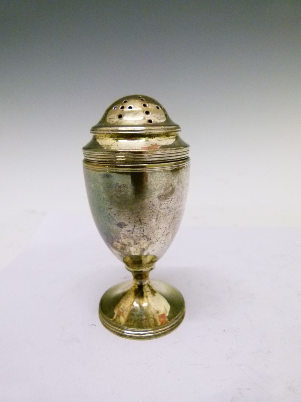 George III silver pepperette, of neoclassical urn form, with engraved armorial, London 1797, sponsor - Bild 4 aus 7