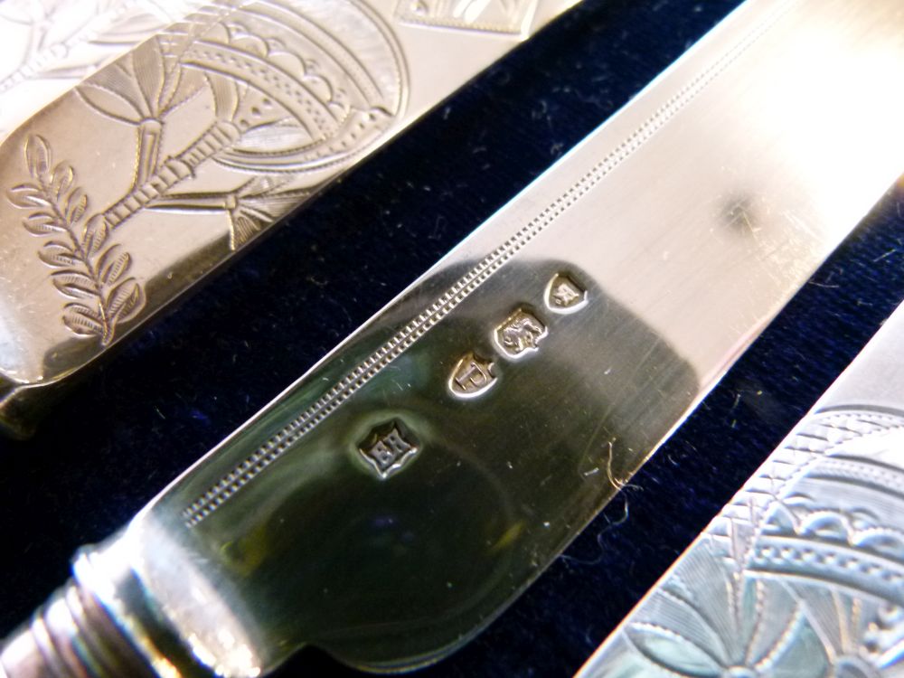 Cased set of six late Victorian mother-of-pearl handled silver fruit knives and forks, in the - Bild 5 aus 7